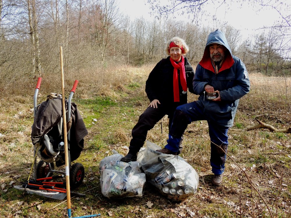 Agneta Hansen og Thomas Larsen. Affaldsindsamling ved Sneglehøjsøerne. Foto: Asbjørn Hillestoft 25-03-2017.